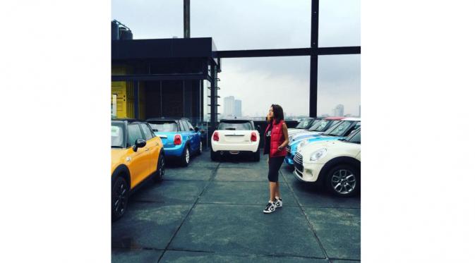 Nikita Mirzani mempunyai sebuah mobil baru. (Instagram)