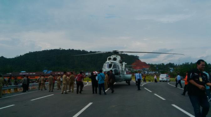 Salah satu helikopter yang membawa rombongan Presiden Jokowi untuk meresmikan Jembatan Pak Kasih di Tayan, Sanggau, Kalimantan Barat. (Liputan6.com/Raden AMP)