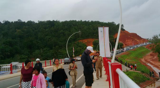 Warga berbondong-bondong ingin menyaksikan Jokowi meresmikan Jembatan Pak Kasih di Tayan, Sanggau, Kalimantan Barat. (Liputan6.com/Raden AMP)