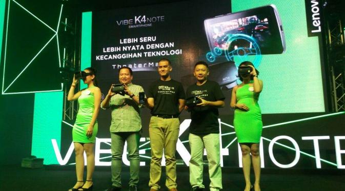 Country Lead Lenovo Mobile Business Group Indonesia, Adrie R Suhadi (tengah) saat peluncuran Lenovo Vibe K4 Note di Jakarta, Rabu (23/3/2016). (Liputan6.com/Agustin Setyo Wardani)