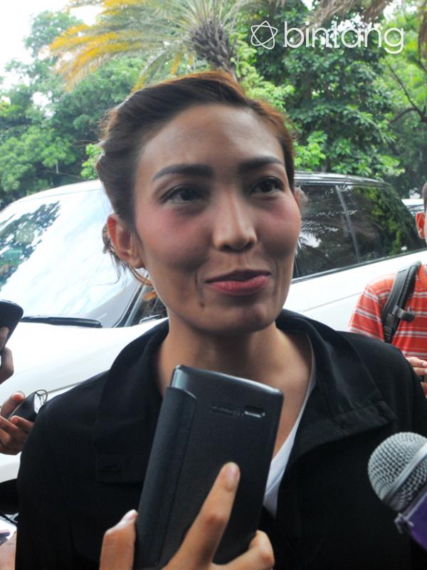 Ayu Dewi usai memberi kesaksian para artis perihal kasus Zaskia Gotik. (Adrian Putra/bintang.com)