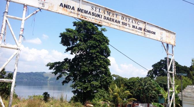 Pintu masuk Lokalisasi Tanjung Elmo di Sentani, Kabupaten Jayapura, Papua. (Liputan6.com/Katharina Janur)