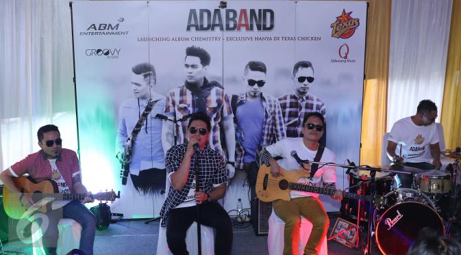 ADA Band tampil saat rilis album ke-13 di kawasan Cikini, Jakarta, Rabu (23/3). Album ke 13 Ada Band diberi judul 