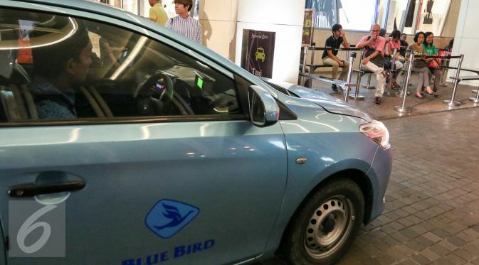 Sebuah taksi bersiap mengantarkan penumpang di Senayan  City, Jakarta, Rabu (23/3). Manajemen Blue Bird memberikan layanan taksi reguler gratis di Jakarta dan sekitarnya. (Liputan6.com/Yoppy Renato)