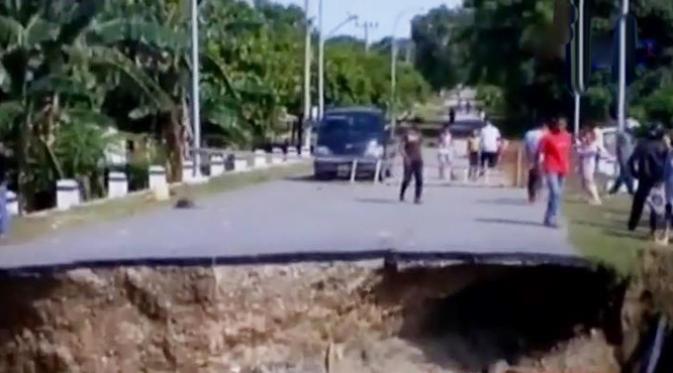 Jembatan yang menghubungkan kelurahan Pasir Jambak dan kota Padang putus akibat dihantam banjir. 