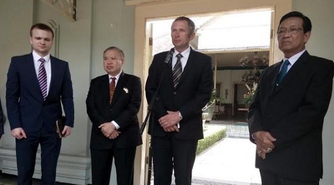 Duta Besar Belarusia untuk Indonesia, Vladimir Lopato Zagorsky, bertemu Sultan Hamengku Buwono X saat berkunjung ke Yogyakarta. / Foto: Fathi Mahmud.