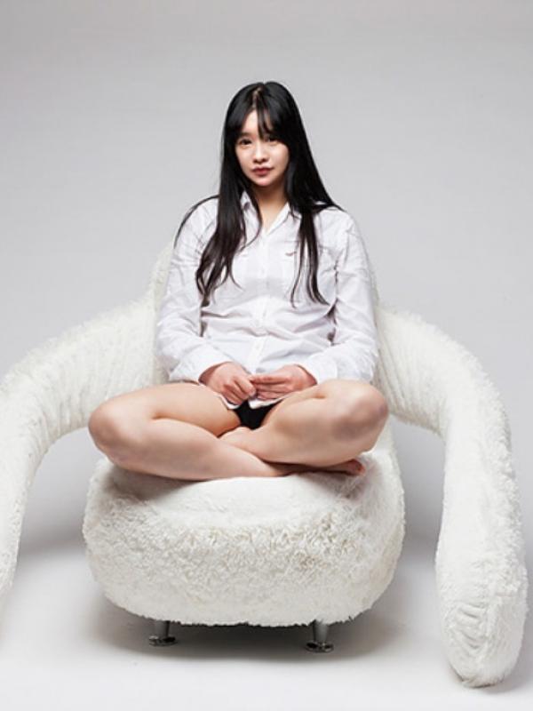 Desainer Eun Kyoung Lee mendesain sofa ini untuk memberikan orang-orang pelukan secara gratis. (Via: boredpanda.com)