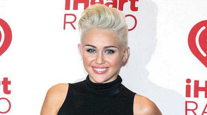Miley Cyrus memotong rambutnya menjadi cepak.