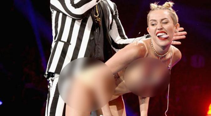 Miley Cyrus dalam VMAs 2013