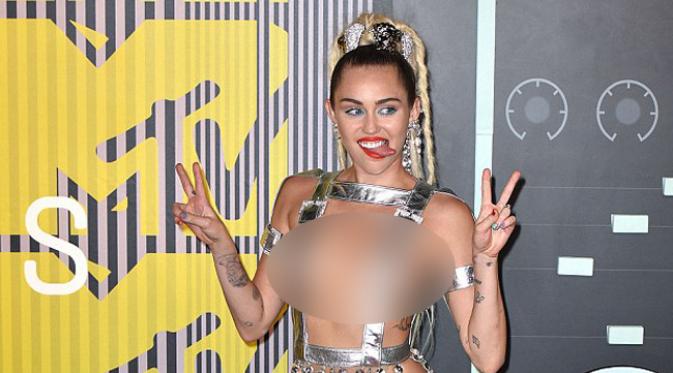 Miley Cyrus dalam MTV Music Awards 2015