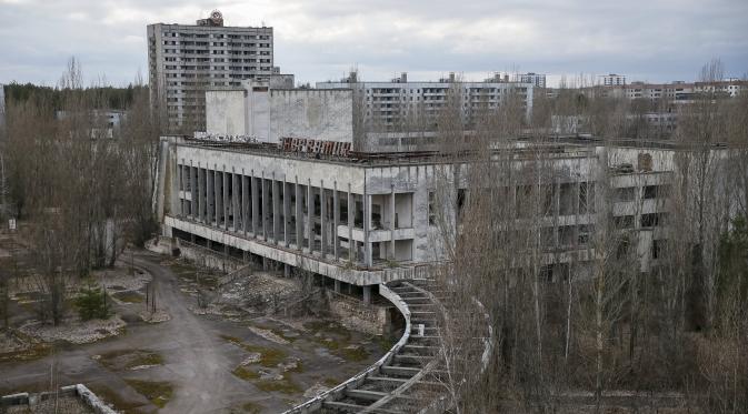 Pemandangan kota Pripyat dekat pembangkit listrik tenaga nuklir Chernobyl di Ukraina, (23/3). Ribuan penduduk Chernobyl  terpaksa diungsikan dari kota ini karena mayoritas dari mereka mengalami keracuna radiasi. (REUTERS / Gleb Garanich)