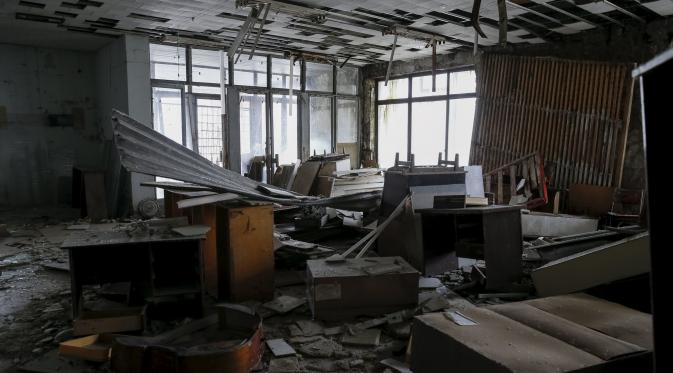 Kondisi salah satu ruangan di  kota Pripyat dekat pembangkit listrik tenaga nuklir Chernobyl di Ukraina, (23/3). Sampai sekarang radiasi di kota ini masih dalam keadaan kritis. (REUTERS / Gleb Garanich)