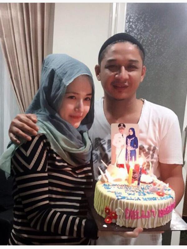 Kebagahiaan terpancar pada pasangan Pasha Ungu dan Adelia. Pasha memberikan kue ulang tahun pada istri tercintanya. (Instagram/@adeliapasha)