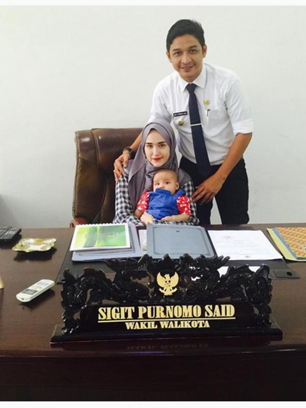 Adelia dan Raja saat mengunjungi kantor ayahnya. (Instagram/@adeliapasha)