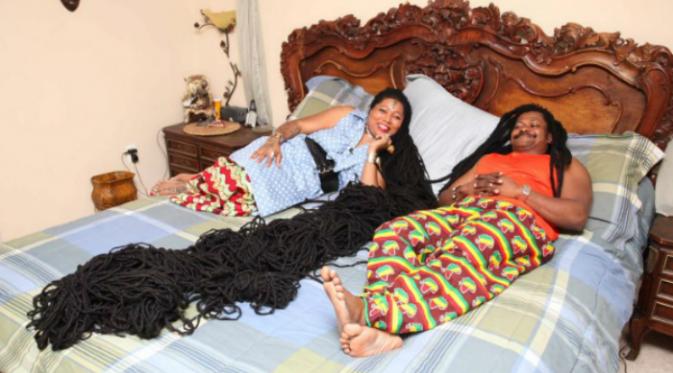 Asha Mandela (50) tercatat dalam Guinness World Record, sebagai wanita dengan rambut gimbal terpanjang di dunia.(Nypost.com)