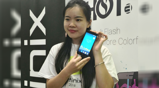 Model Memegang Smartphone Terbaru Infinix Hot 3. Liputan6.com/Agustinus Mario Damar