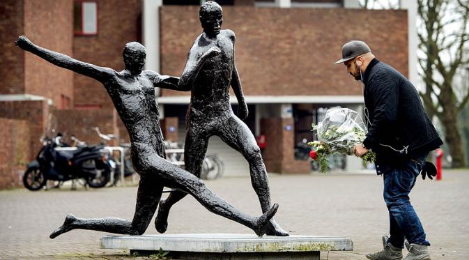 Patung Johan Cruyff di luar Amsterdam ArenA. (AFP/Koen Van Weel)
