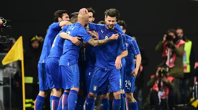 Pemain Italia merayakan gol ke gawang Spanyol. (GIUSEPPE CACACE / AFP)