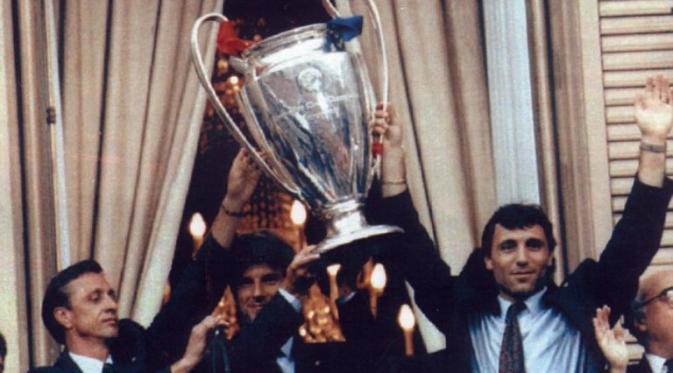 Pelatih Barcelona, Johan Cruyff usai meraih trofi Liga Champions 1992. (dari kiri ke kanan: Cruyff, Michael Laudrup, dan Hristo Stoichkov. (Daily Mail).  