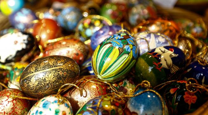 Sejumlah telur Paskah dipajang di sebuah toko di Old Town Square, Praha, Republik Ceko (23/3). Dengan warna yang bermacam-macam membuat hari Paskah lebih semarak. (REUTERS/David W Cerny)
