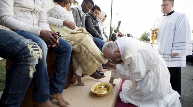 Jelang Paskah, Paus Fransiskus mencium kaki Muslim dan mengecam aksi bom Belgia (Via: Reuters)