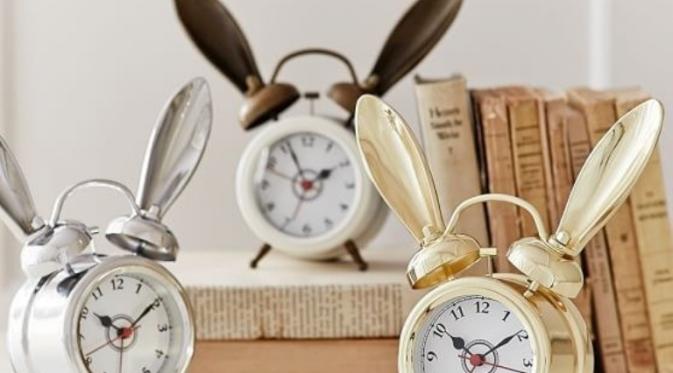 Jam waker bentuk kelinci. (Beli di: pbteen.com)
