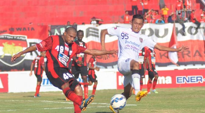 Pemain Persipura Jayapura, Jaelani Aray berduel melawan striker Bali United, Martinus Novianto dalam babak penyisihan Torabika Bhayangkara Cup 2016, Jumat (25/3/2016) di Stadion I Wayan Dipta, Gianyar. (Bola.com/Iwan Setiawan)