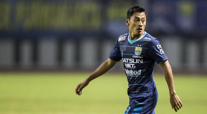 Striker Persib Bandung, Samsul Arif, sedang dalam kondisi onfire saat menghadapi Sriwijaya FC dalam duel akhir penyisihan Grup A Torabika Bhayangkara Cup 2016. (Bola.com/Vitalis Yogi Trisna)