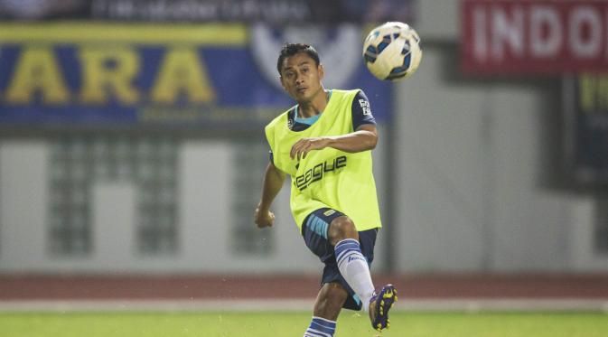 Striker Persib Bandung, Samsul Arif, pemanasan jelang laga persahabatan melawan PS Polri di Stadion Wibawa Mukti, Bekasi, Sabtu (12/3/2016). (Bola.com/Vitalis Yogi Trisna)