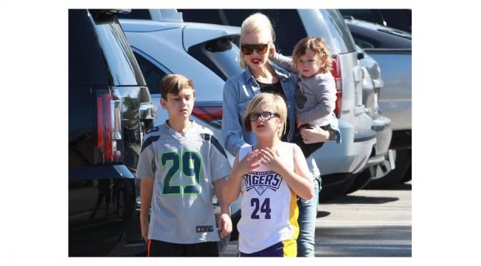 Gwen Stefani bersama ketiga anak lelakinya, (Aceshowbiz)