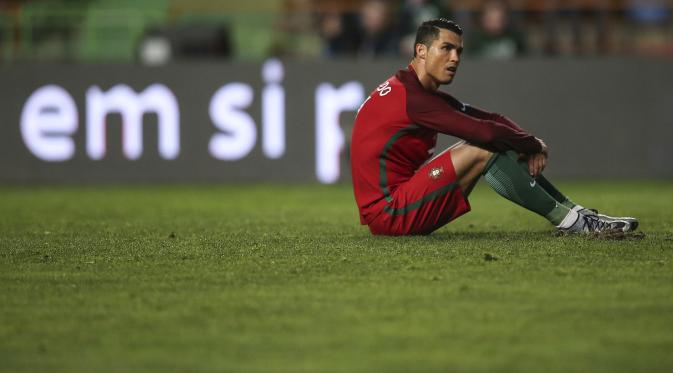 Ekspresi Cristiano Ronaldo setelah Portugal takluk 0-1 melawan Albania pada laga persahabatan, Jumat (25/3/2016). (EPA/Paulo Cunha)
