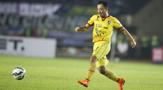 Gelandang Sriwijaya FC, Yu Hyun-Koo, tahu benar dapur Semen Padang. (Bola.com/Vitalis Yogi Trisna)