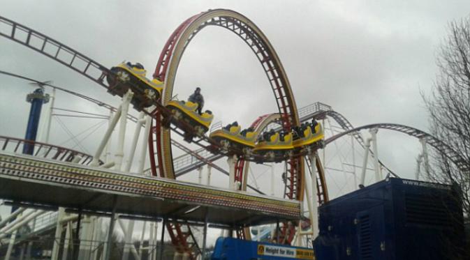 Wahana permainan roller coaster di Skotlandia tiba-tiba berhenti saat sedang beroperasi (Foto: PA).