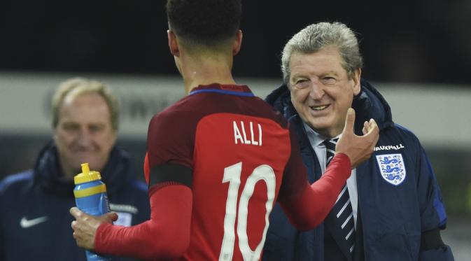 Pelatih Timnas Inggris, Roy Hodgson, puas dengan performa anak-anak asuhnya kala mengalahkan Jerman 3-2, Sabtu (26/3/2016). (EPA/Jason Powell)