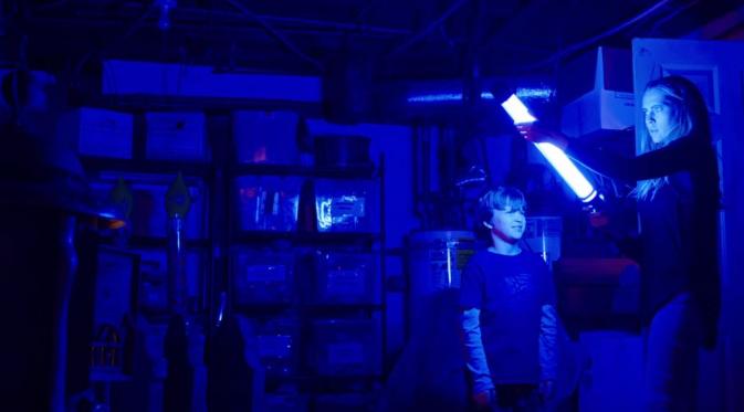 Film horor Lights Out memiliki banyak adegan yang dirasa mampu membuat para penonton takut terhadap gelap. (Warner Bros Pictures)