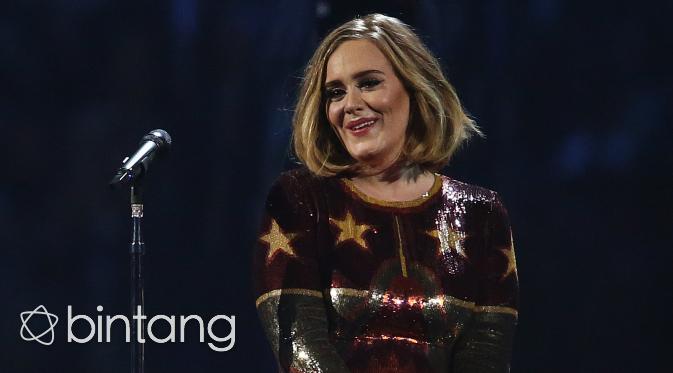 Adele telah mengungkapkan fakta lucu tentang dirinya. Ketika tampil di Glasgow SSE Hydro Arena, pelantun lagu 'Hello' kini tengah menjalani perawatan untuk wajahnya. (AFP/Bintang.com)