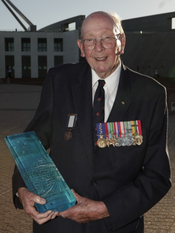 Don diberi gelar pahlawan lokal Australia pada tahun 2011