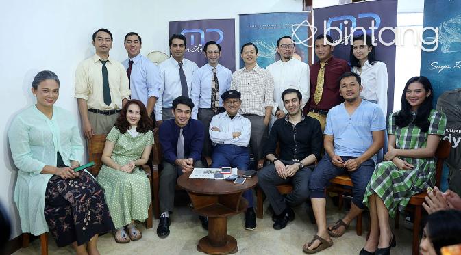 Dian Nitami bersama dengan para pemain seperti Reza Rahadian, Chelsea Islan, dan mantan presiden Habibie serta kru film 'Rudy Habibie' di kawasan Jakarta Selatan. (Nurwahyunan/Bintang.com)