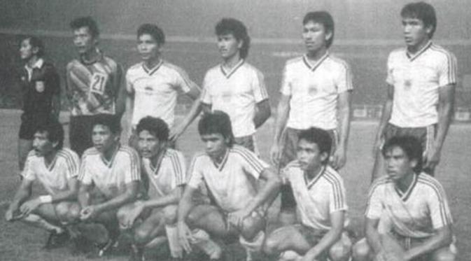 Robby Darwis (kanan atas) bek tangguh Persib di era kompetisi Perserikatan pertengahan 1980 hingga awal 1990-an. (Jagat Persib)