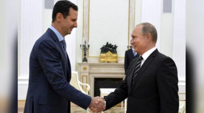 Presiden Suriah, Bashar al-Assad, berjabat tangan dengan Presiden Rusia, Vladimir Putin (Foto: Reuters)