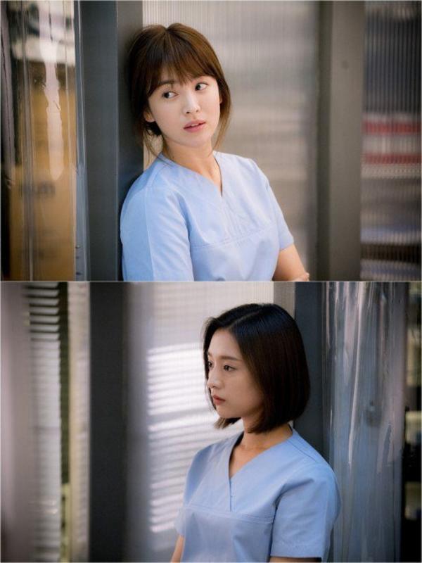 Kim Ji Won dan Song Hye Kyo di drama Descendants of the Sun. Foto: Soompi 