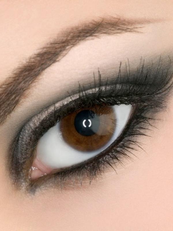 Menggunakan eye shadow 'smoke eye' untuk mata terlihat lebih besar. (via: pixhdawesom.com)