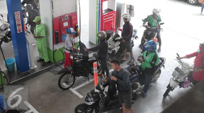Pengguna kendaraan mengisi BBM di SPBU di Jakarta, Selasa (29/3). Mengingat harga minyak dunia sudah mulai merangkak naik di level USD40 per barel. Sehingga ada kemungkinan harga BBM naik pada Juli mendatang. (Liputan6.com/Angga Yuniar)