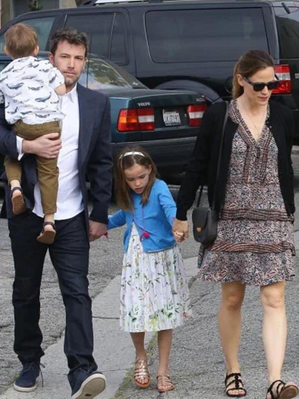Jennifer Garner dan Ben Affleck bersama dua anaknya, Serpahina dan Samuel (RadarOnline)