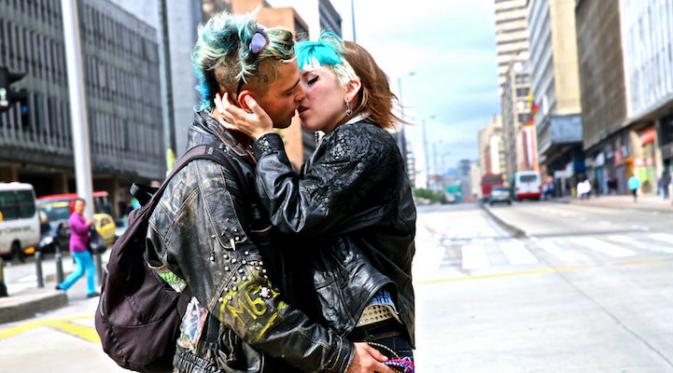 Fotografer Ini Keliling Dunia Abadikan Momen Berciuman. Sumber : mymodernmet.com