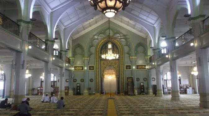 Interior Masjijd Sultan, Singapura, menampilkan sisi estetis yang memukau.