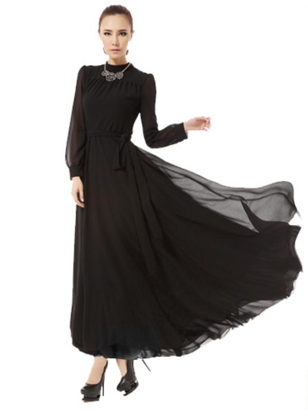 Dinner dengan dress hitam membuat kamu nampak elegant. (house.com)