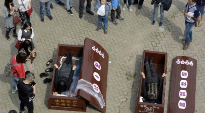 Berbaring di peti mati jadi tren di China (Foto: Shanghaiist.com).