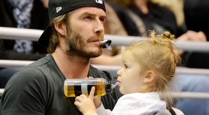 David Beckham bersama putri tercinta, Harper saat menyaksikan pertandingan hoki es (Mirror)