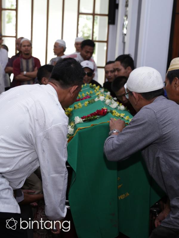 Ariel Noah mengantar jenazah untuk di shalatkan (Adrian Putra/bintang.com)